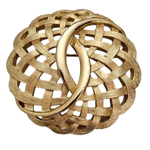 Trifari Jewelry - Trifari Gold Tone Lattice Weave Round Ruffle Brooch, Signed L412